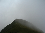 10 uomo, cima e nebbia